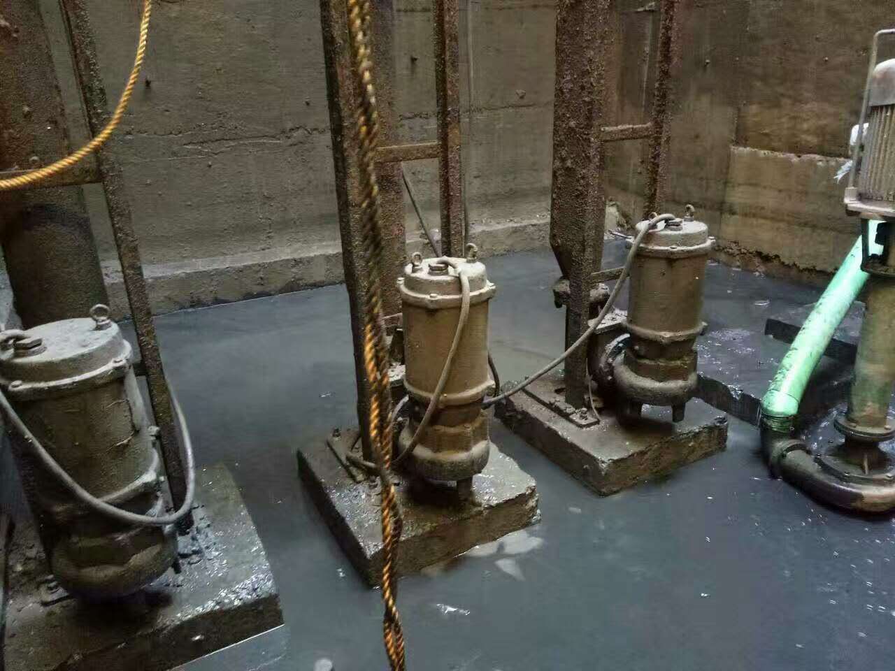 镜湖污水池清理