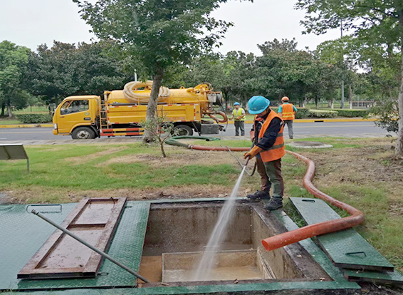 镜湖化油池清理