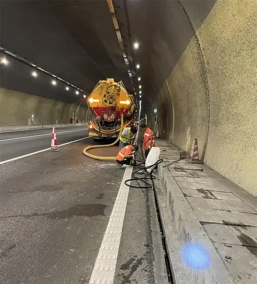 镜湖隧道排水渠清淤